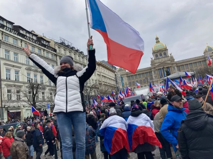 V Praze se koná demonstrace Česko proti bídě. Dorazily na ni tisíce lidí | Praha na Dlani